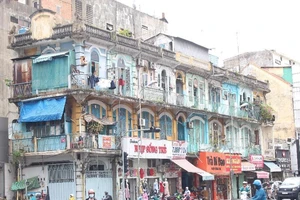 Người dân nói gì khi bị di dời khẩn cấp khỏi chung cư?