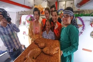 Bà Tân Vlog mang bánh khổng lồ lên máy bay, Jetstar nói gì?