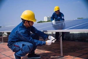 Nhiều lo lắng về điện mặt trời áp mái