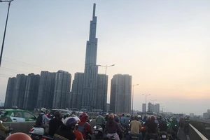 Phân luồng giao thông lại trên cầu Sài Gòn
