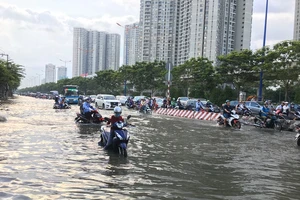 Xa lộ Hà Nội ngập trong biển nước