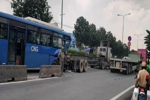 Xe buýt bị bể toạc đầu khi tông đuôi xe đầu kéo