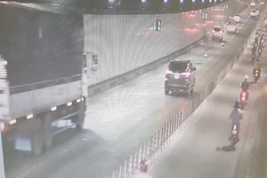 Xe tải làm rớt bao tro gây bụi mù mịt trong hầm Thủ Thiêm