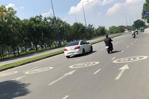 TP.HCM: Sơn biển báo tốc độ như ở nước ngoài