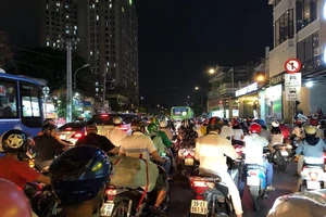Kẹt xe nghiêm trọng ở khu vực Tân Sơn Nhất