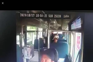 Móc túi trên xe buýt bị tài xế đưa đến đồn công an