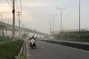 Ngã tư Thủ Đức bụi bay mù mịt