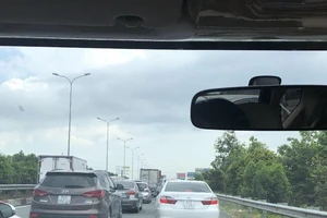 Cao tốc TP.HCM - Long Thành - Dầu Giây kẹt xe nghiêm trọng