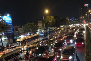 Kẹt xe nghiêm trọng tại vòng xoay Hàng Xanh 