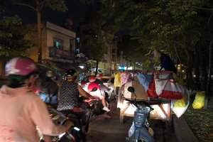 Một xe lấy rác, cả đường ùn tắc