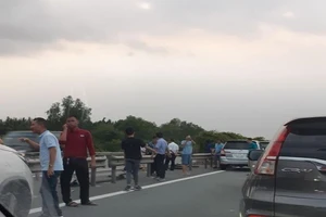 Triệu tập tài xế tháo dải phân cách cao tốc Long Thành 