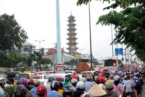 Cả khu vực Phạm Văn Đồng kẹt xe do giải đua xe đạp