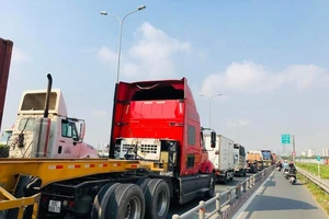 Dân mệt mỏi với kẹt xe đường Vành đai 2