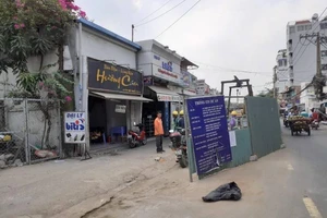 Ngán ngẩm với lô cốt mọc đầy đường ở TP.HCM