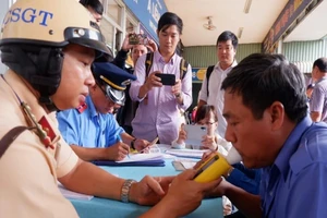 Kiểm tra nồng độ cồn tài xế tại Bến xe Miền Đông