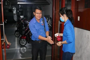 Ngành điện đặt sẵn khẩu trang cho khách hàng đến giao dịch