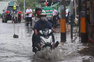 Triều cường vượt báo động 3, nhiều nơi ở TP.HCM sẽ bị ngập
