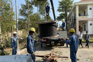 EVN HCMC khẩn trương cấp điện cho bệnh viện dã chiến ở Nhà Bè