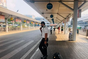 Cận cảnh sân bay Tân Sơn Nhất lại vắng hoe