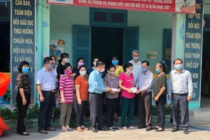 UBND phường vận động chủ nhà trọ giảm tiền phòng COVID-19