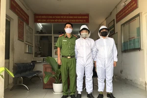 Công an phường mặc đồ bảo hộ để phòng, chống COVID-19