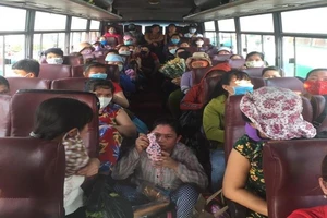 Một xe chở công nhân về TP.HCM quá 50% sức chứa