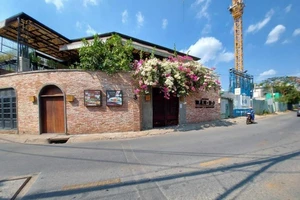 Vì COVID-19, khu phố sầm uất Thảo Điền vắng tanh 