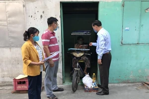 UBND phường hỗ trợ người bán vé số trong dịch COVID-19