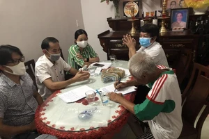 Cụ ông ăn xin có 12 chứng minh thư nhận lại 54 triệu đồng