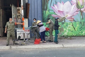 Công an phường chia sẻ khó khăn với người nghèo