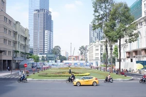 Cận cảnh công viên phía trên ga Nhà hát thành phố