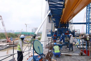 Cận cảnh những dây văng đầu tiên của cầu Thủ Thiêm 2