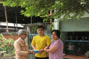 Phường tặng túi nilon tự phân hủy cho người dân