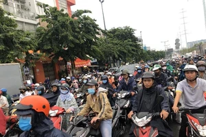 TP.HCM: Cứ mưa là người dân phải 'chôn chân' trên đường