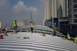 Metro số 1: Đang lợp mái các nhà ga trên cao