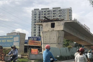 Trễ tiến độ 2 năm, cầu Nam Lý vẫn 'đứng hình'