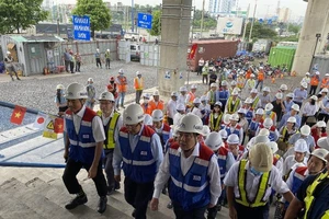 Phó Thủ tướng Phạm Bình Minh thị sát tuyến metro số 1
