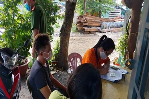 Phường Thảo Điền xử phạt người dân không đeo khẩu trang