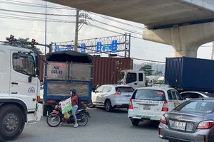 Chùm ảnh: Cảng Trường Thọ kẹt cứng giờ cao điểm
