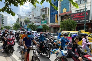 Đường vào sân bay Tân Sơn Nhất ùn tắc kéo dài