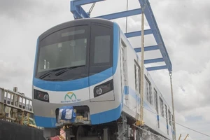 Toàn cảnh quá trình bốc dỡ 3 toa tàu metro số 1