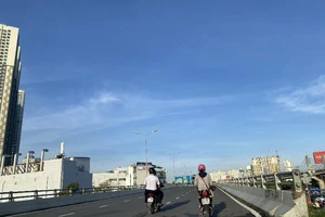 Phương tiện được lưu thông lại qua cầu vượt Nguyễn Hữu Cảnh