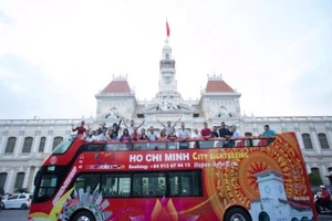 Ngày 20-11, giáo viên được đi xe buýt mui trần miễn phí