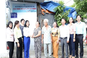 Trao 'Mái ấm tình thương'cho phụ nữ có hoàn cảnh khó khăn