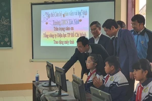 EVNHCMC trao 100 bộ máy tính cho các trường học ở Quảng Bình