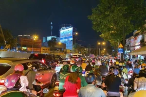 Nhiều tuyến đường kẹt xe trước giờ đón năm mới 2021