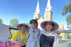 Lượn quanh TP.HCM bằng buýt hai tầng mui trần