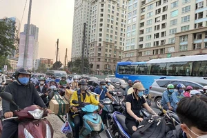 Đường Nguyễn Hữu Cảnh kẹt cứng vào giờ cao điểm