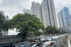 Kẹt xe hàng dài trên đường Nguyễn Hữu Cảnh