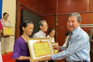 EVNHCMC: Vinh danh 450 ‘Gia đình tiết kiệm điện tiêu biểu'